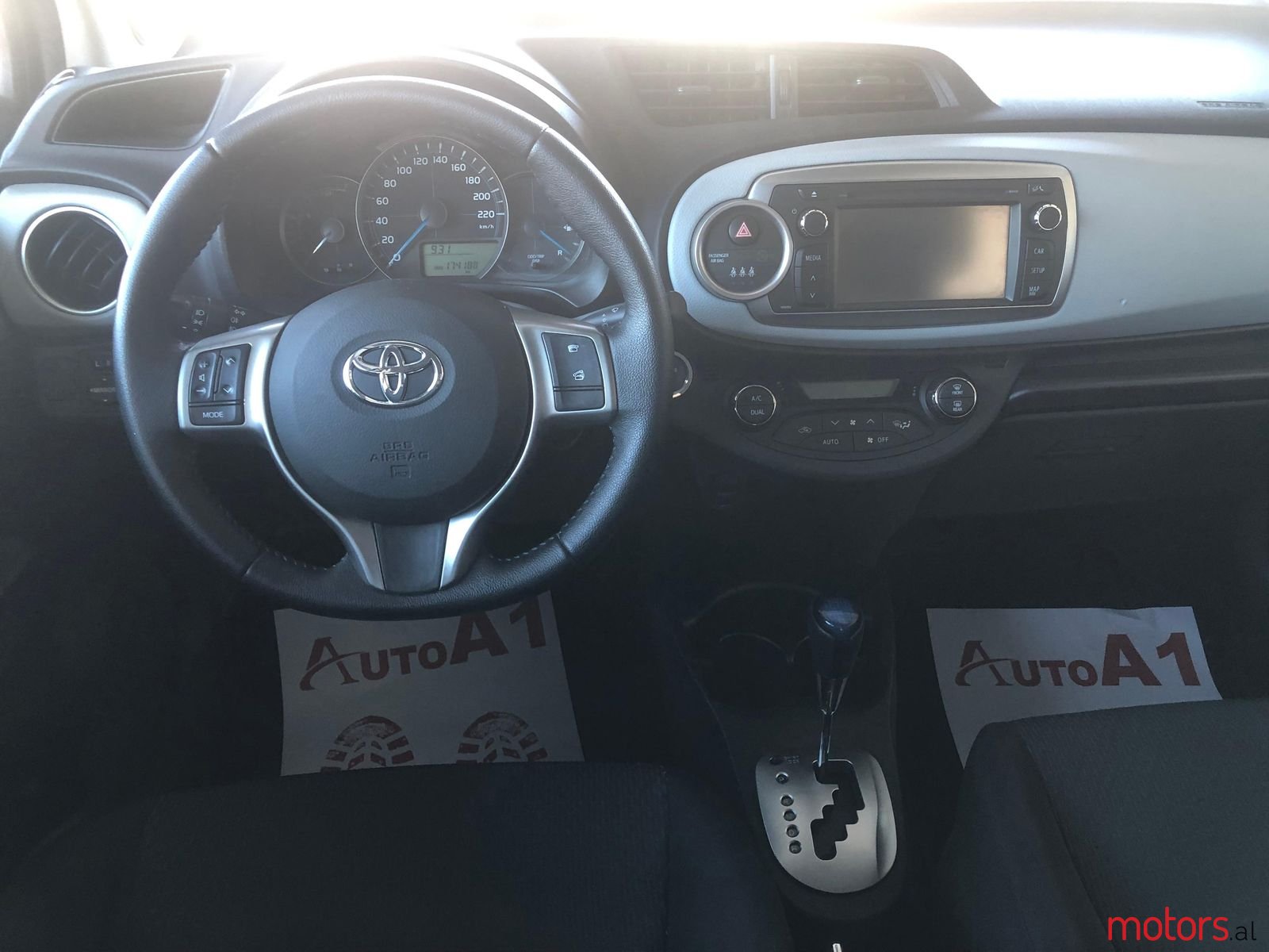 2014' Toyota Yaris photo #5