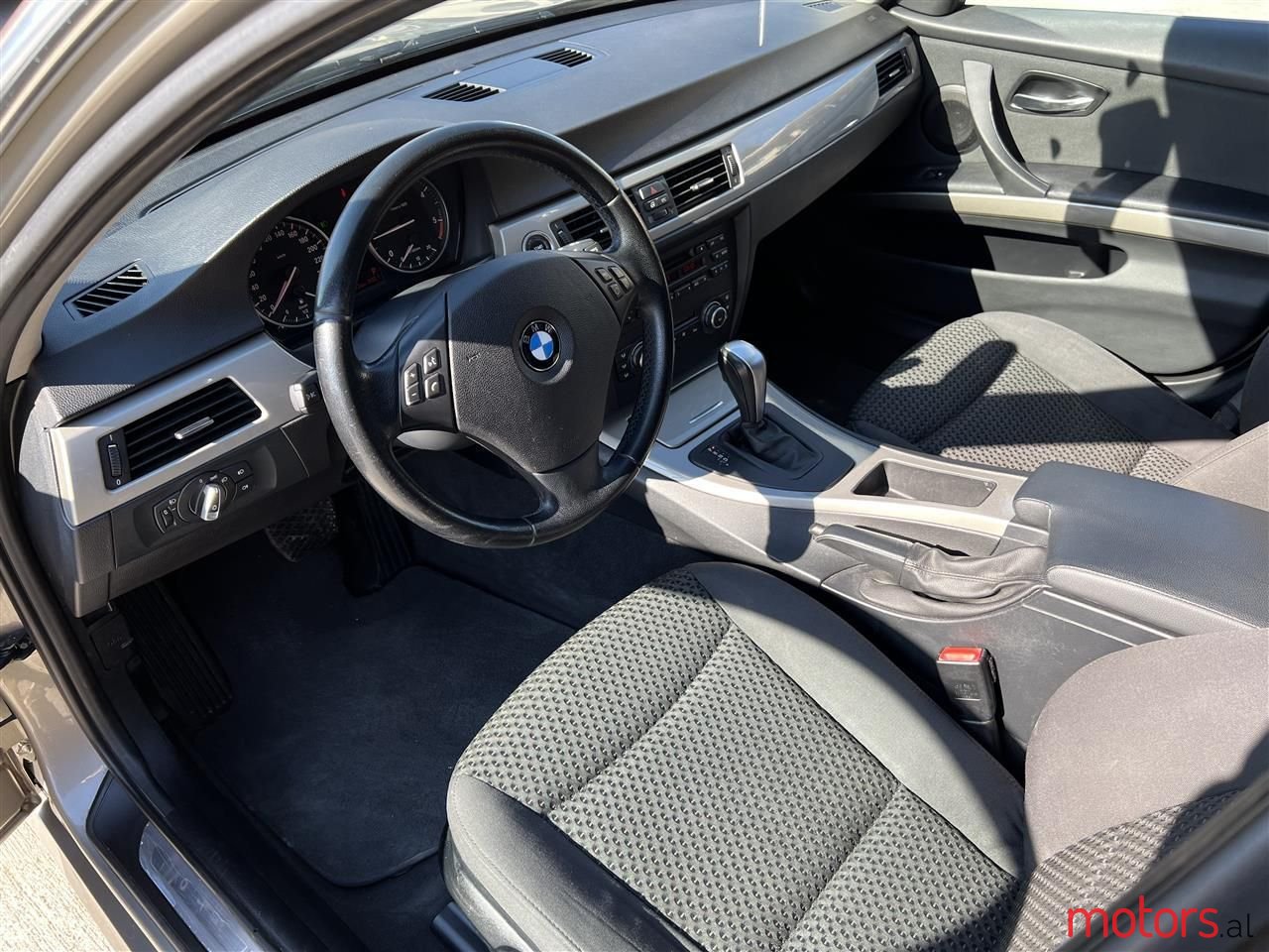 2011' BMW 320 photo #2