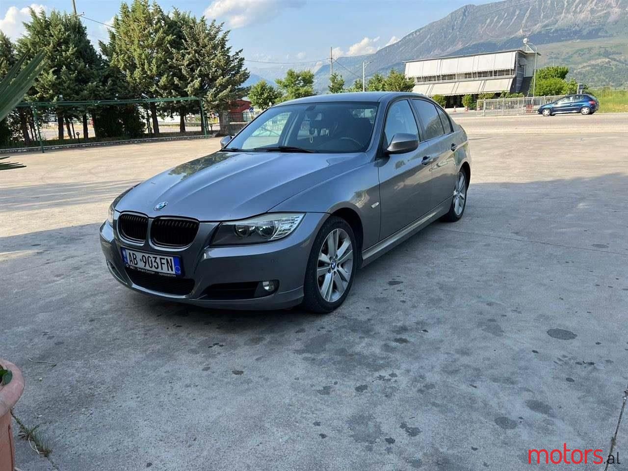 2010' BMW 318 photo #1