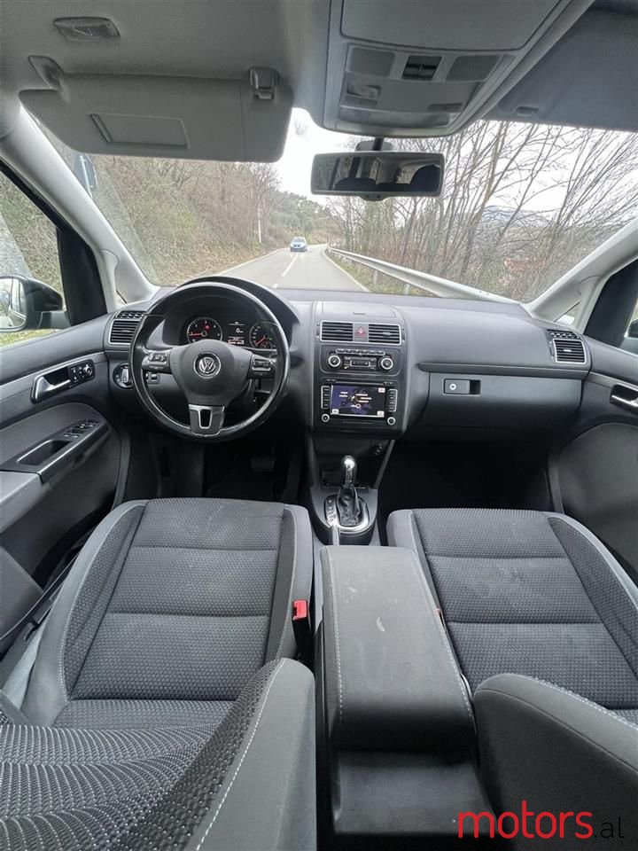 2011' Volkswagen Touran photo #5