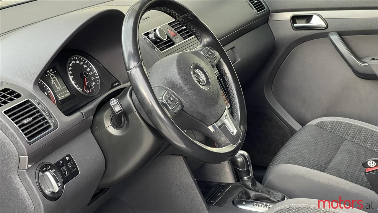 2011' Volkswagen Touran photo #2