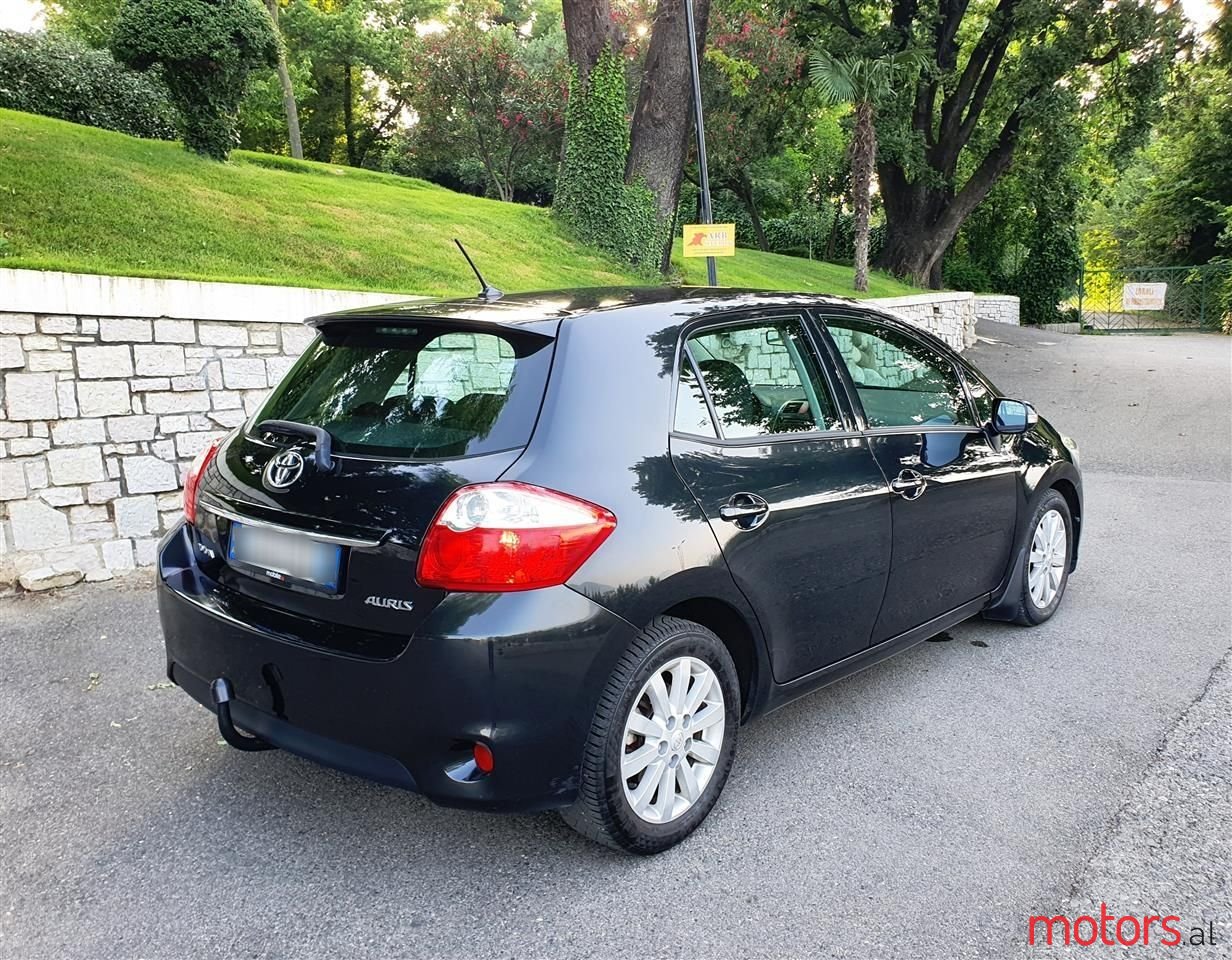 2011' Toyota Auris photo #5