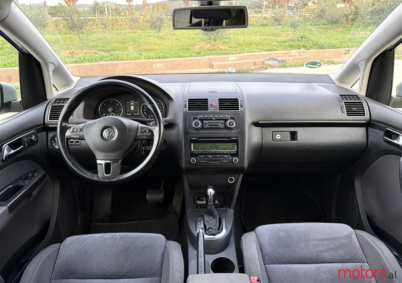 2011' Volkswagen Touran photo #2