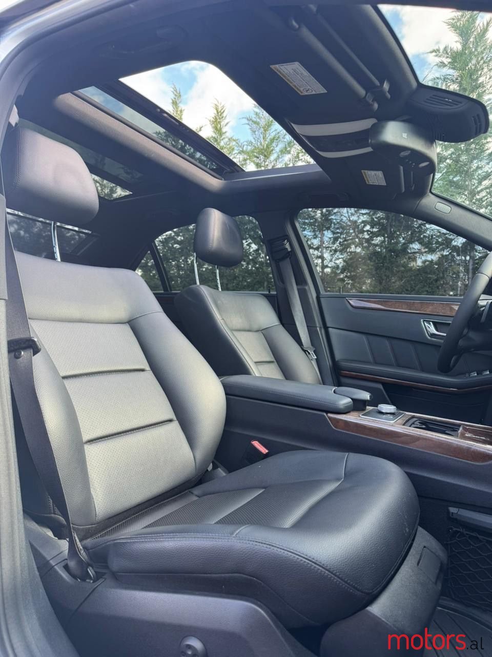 2011' Mercedes-Benz E 350 photo #5