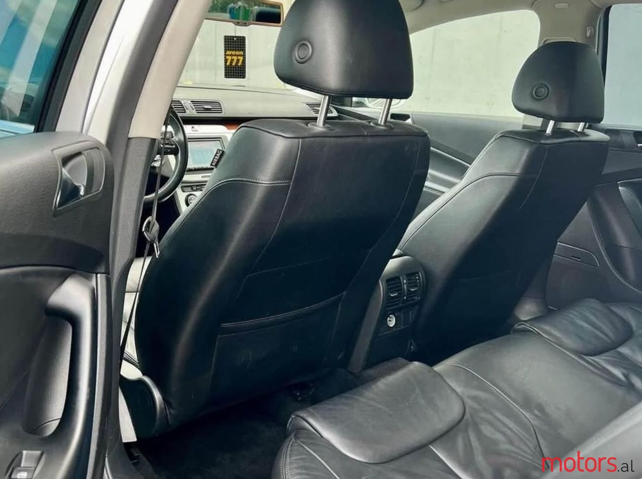 2010' Volkswagen Passat photo #2