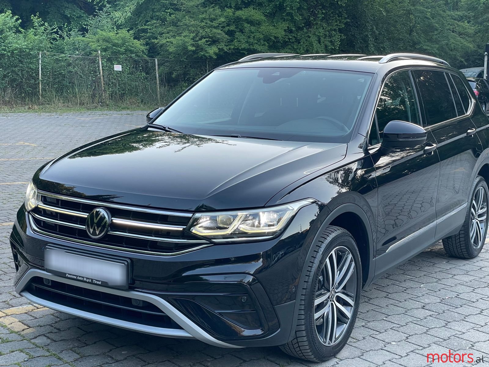2022' Volkswagen Tiguan photo #1