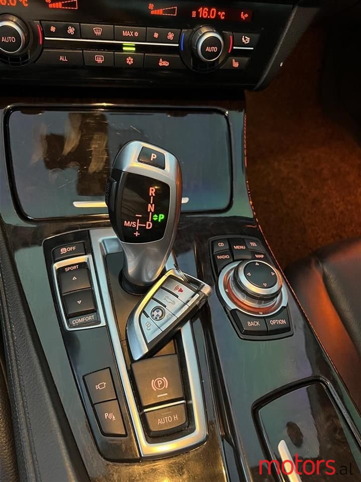 2011' BMW 528 photo #5