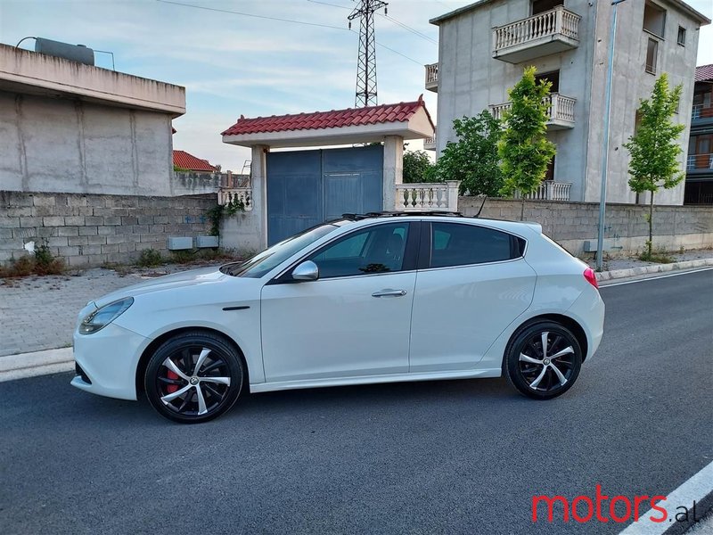 2013' Alfa Romeo Giulietta photo #1