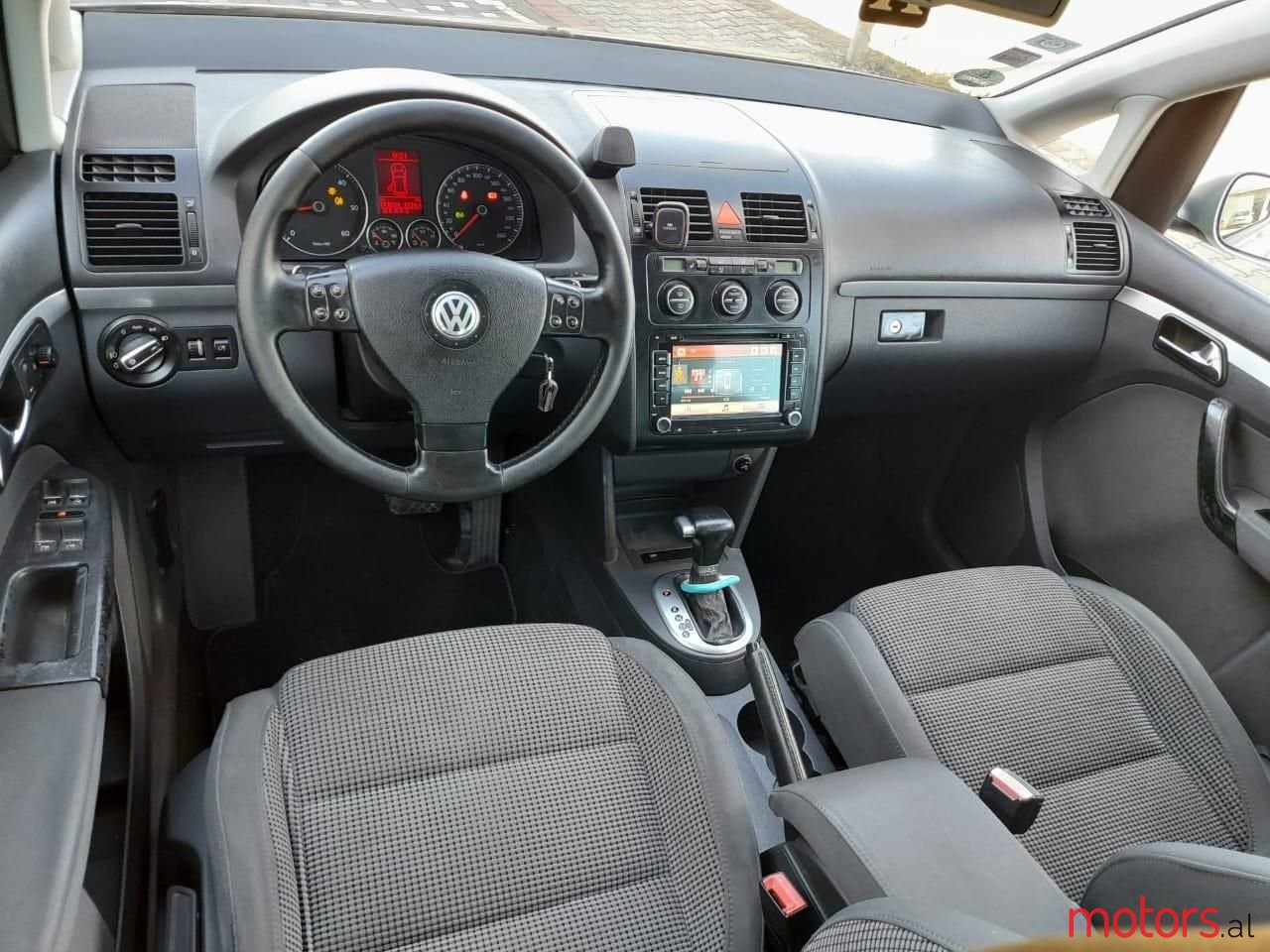 2006' Volkswagen Touran photo #2