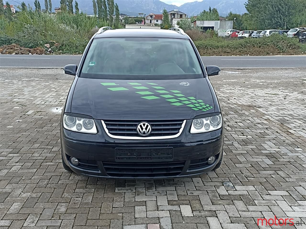 2005' Volkswagen Touran photo #2