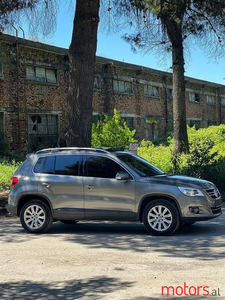 2010' Volkswagen Tiguan photo #2