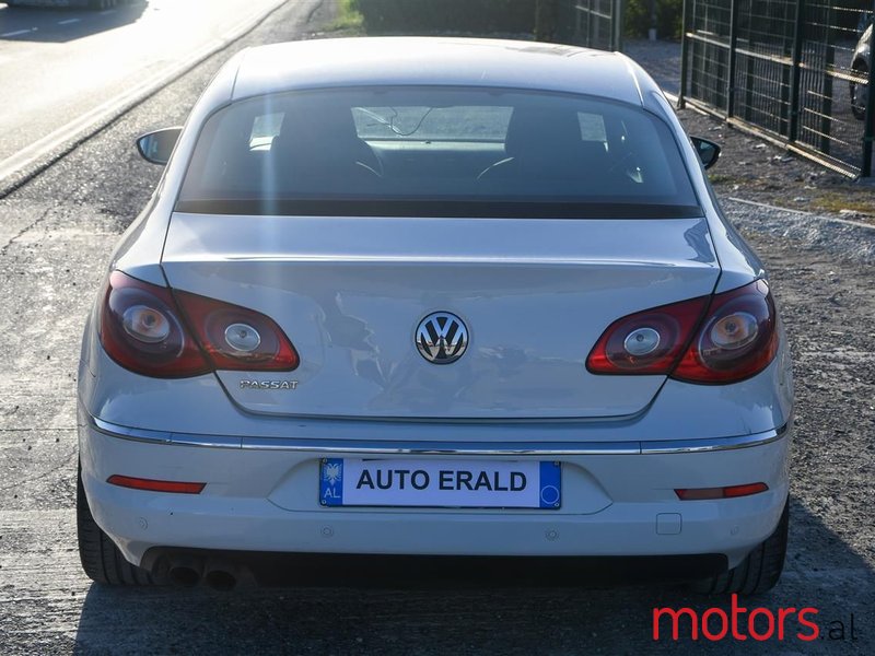 2010' Volkswagen Passat photo #2