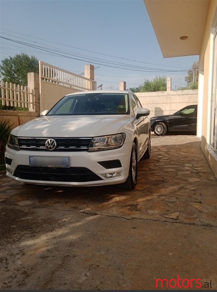 2017' Volkswagen Tiguan photo #3