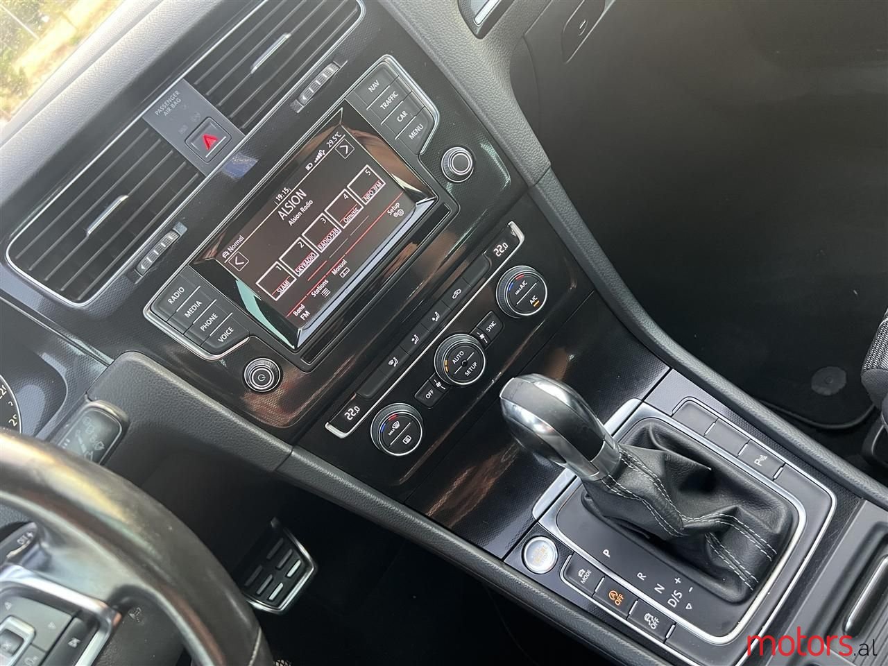 2015' Volkswagen Golf photo #2