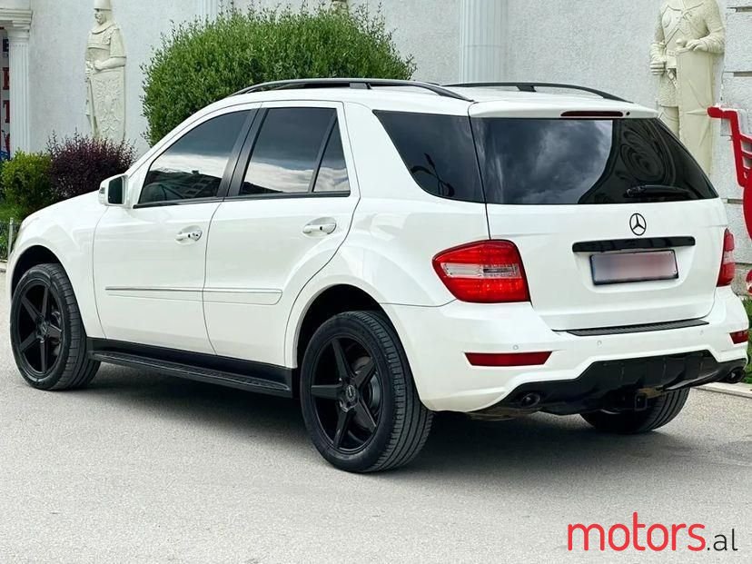 2011' Mercedes-Benz 350 photo #5