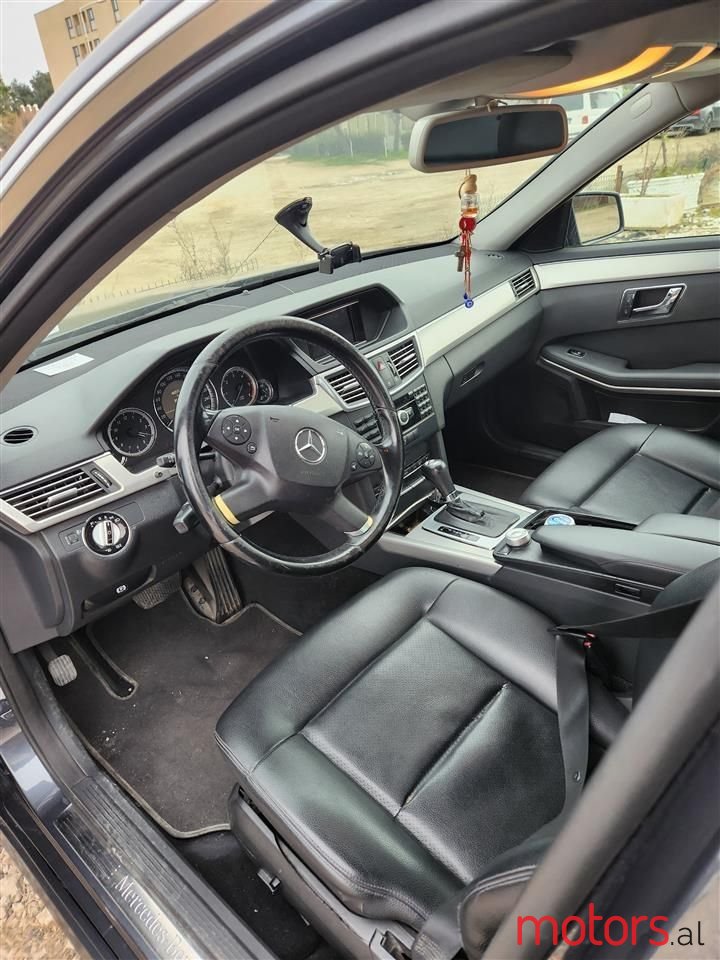 2011' Mercedes-Benz E 220 photo #2