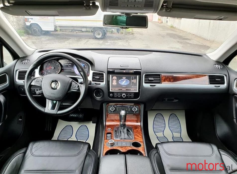 2011' Volkswagen Touareg photo #2