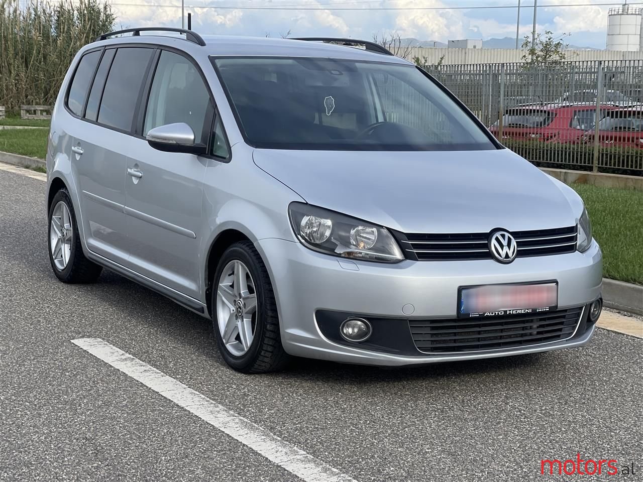 2011' Volkswagen Touran photo #3