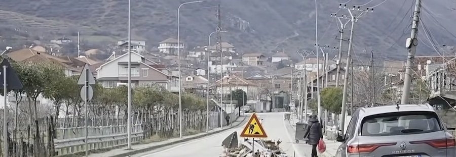 Dëme në infrastrukturë, reshjet në Pogradec shkatërruan një pjesë të unazës rrugore