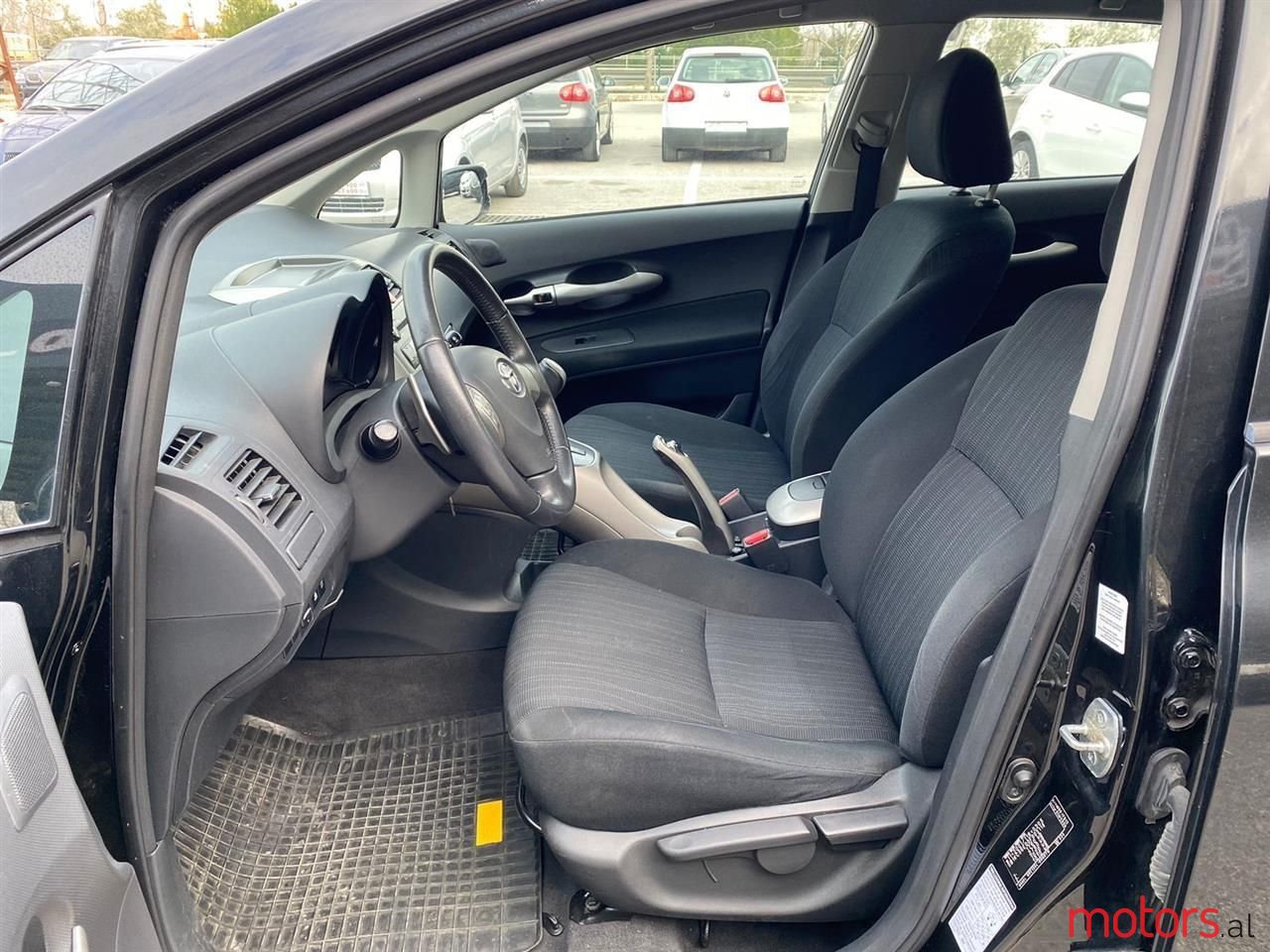 2007' Toyota Auris photo #6