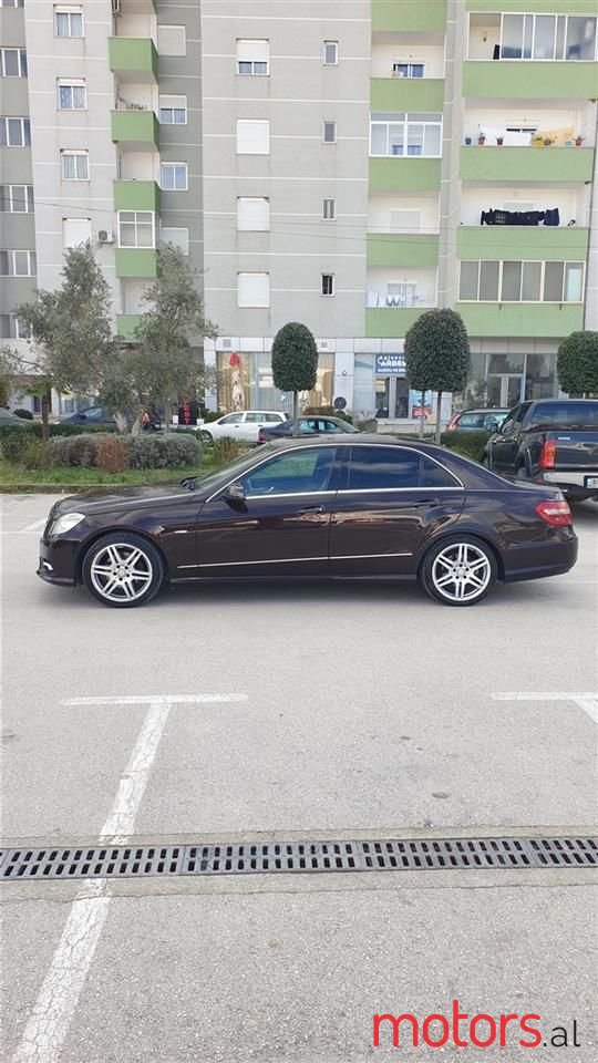 2011' Mercedes-Benz E 350 photo #3
