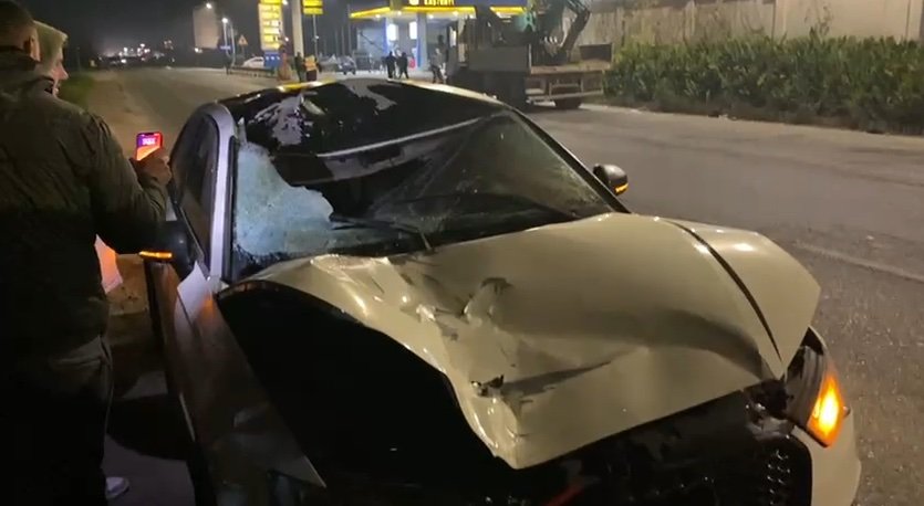 Pamje të rënda nga aksidenti në Tapizë, trupi i viktimës bëhet copash në rrugë pas përplasjes nga 19-vjeçari me “Audi”