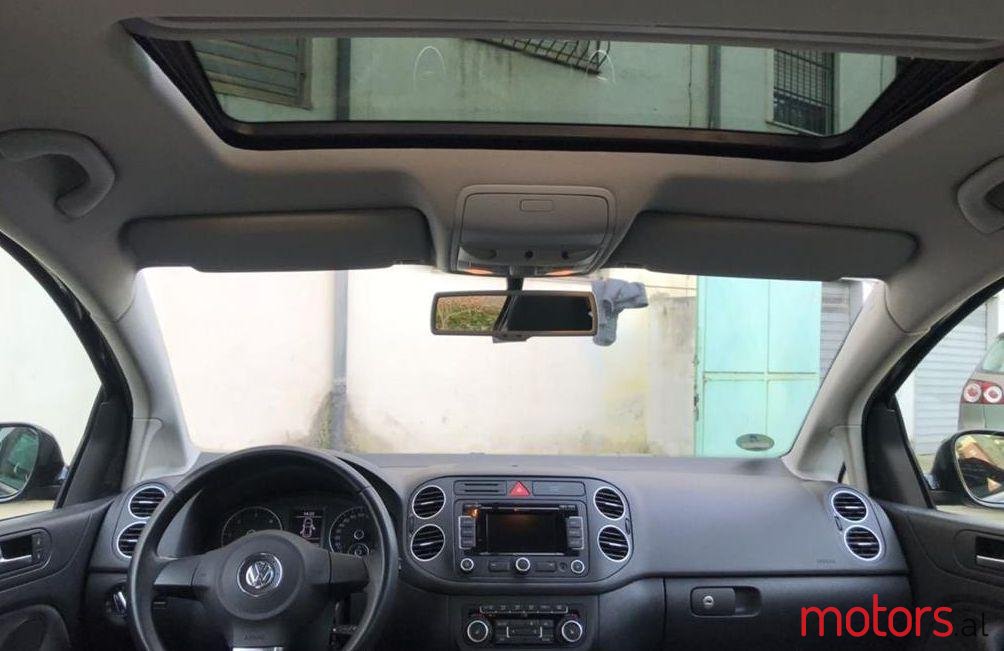 2011' Volkswagen Golf photo #2