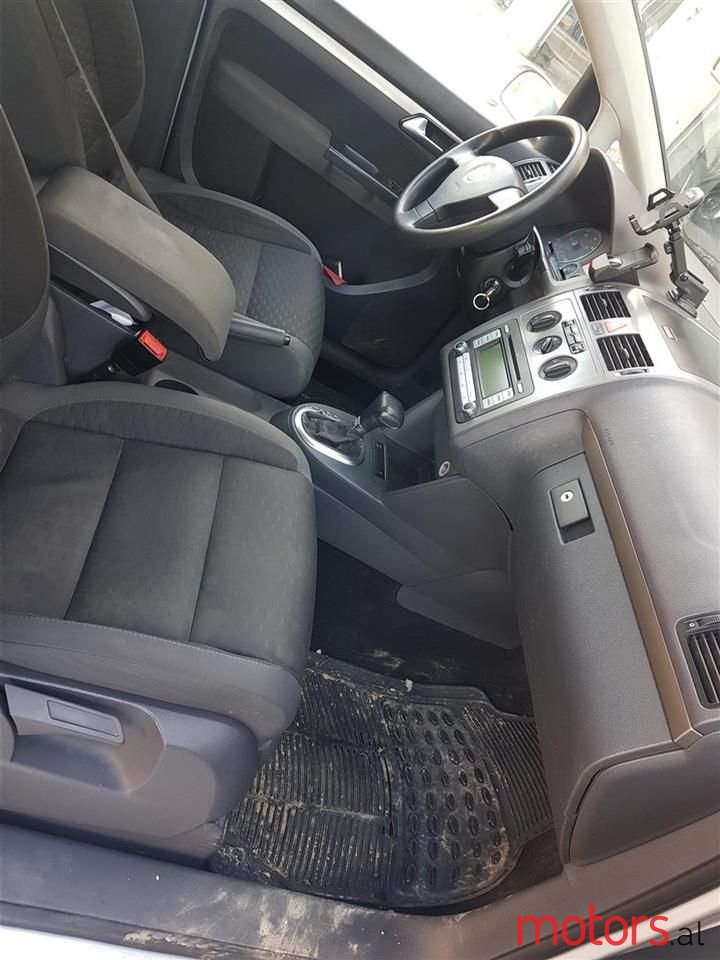 2008' Volkswagen Touran photo #3