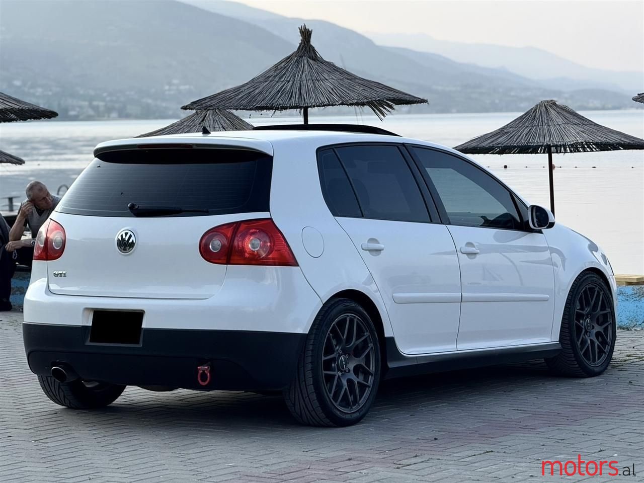 2009' Volkswagen Golf photo #5