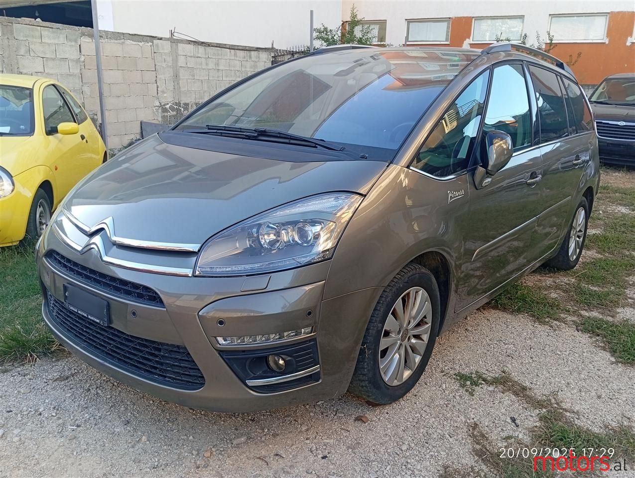 2013' Citroen Grand C4 Picasso photo #2