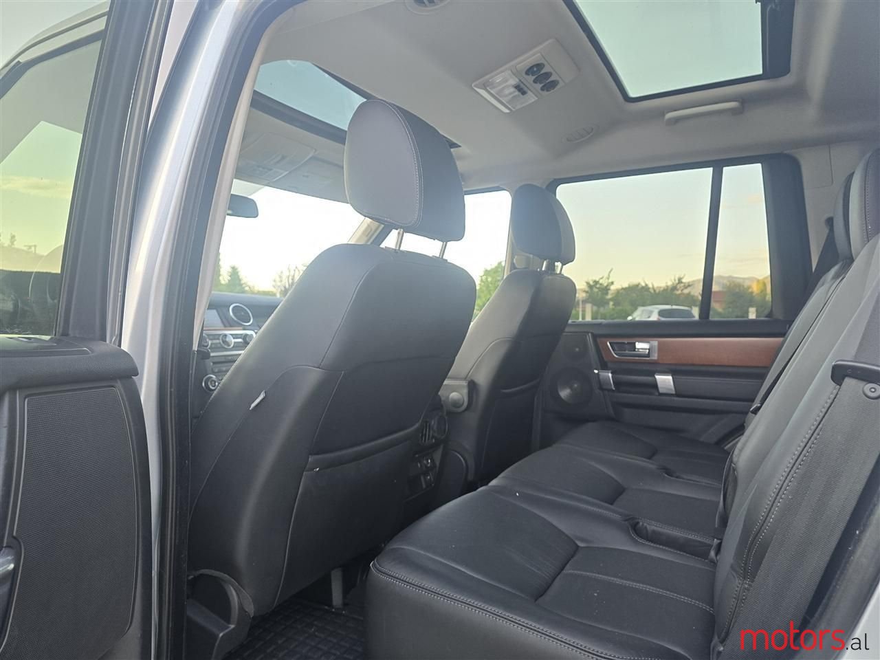 2012' Land Rover Discovery photo #4