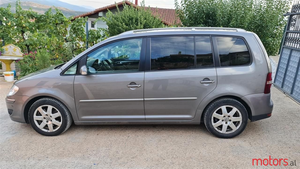 2008' Volkswagen Touran photo #5
