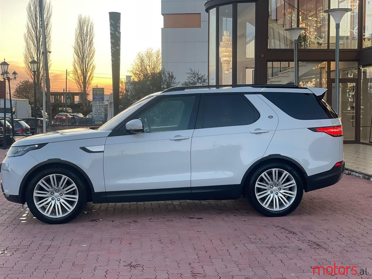 2017' Land Rover Discovery photo #2