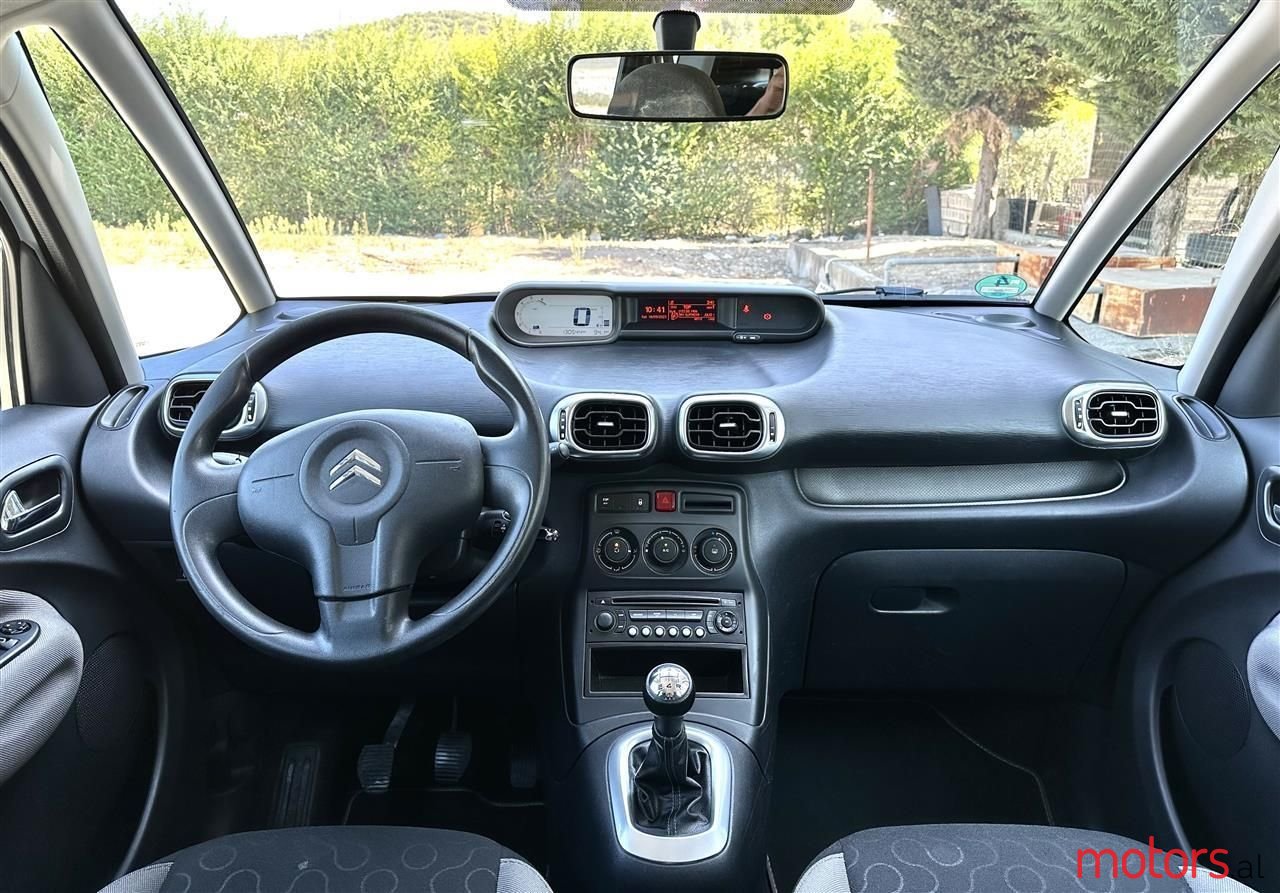 2013' Audi Q3 photo #2