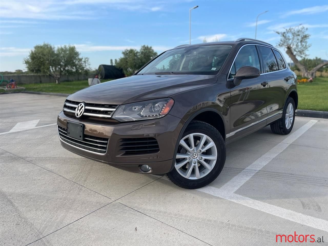 2013' Volkswagen Touareg photo #1