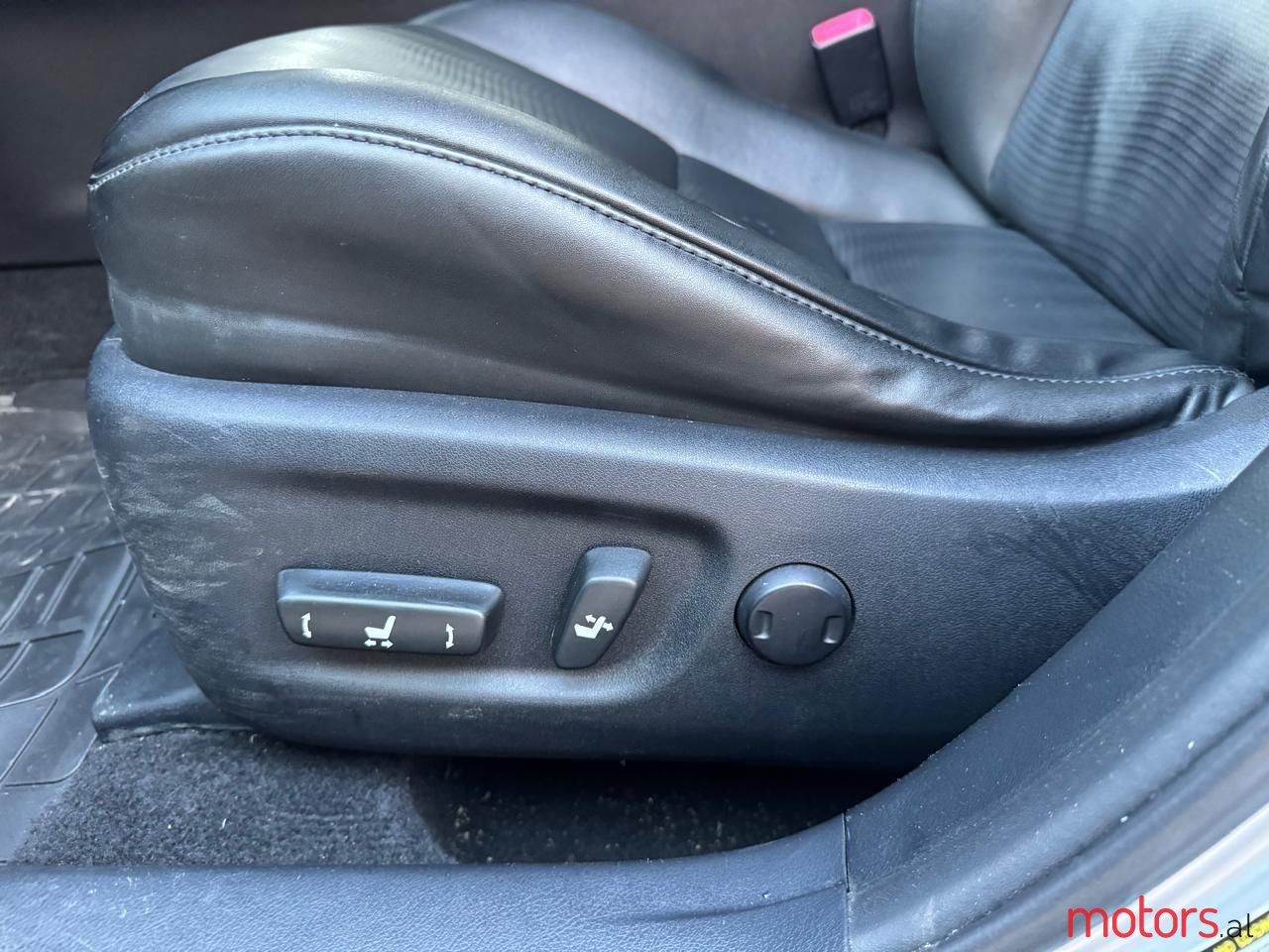 2011' Lexus CT 200h photo #3