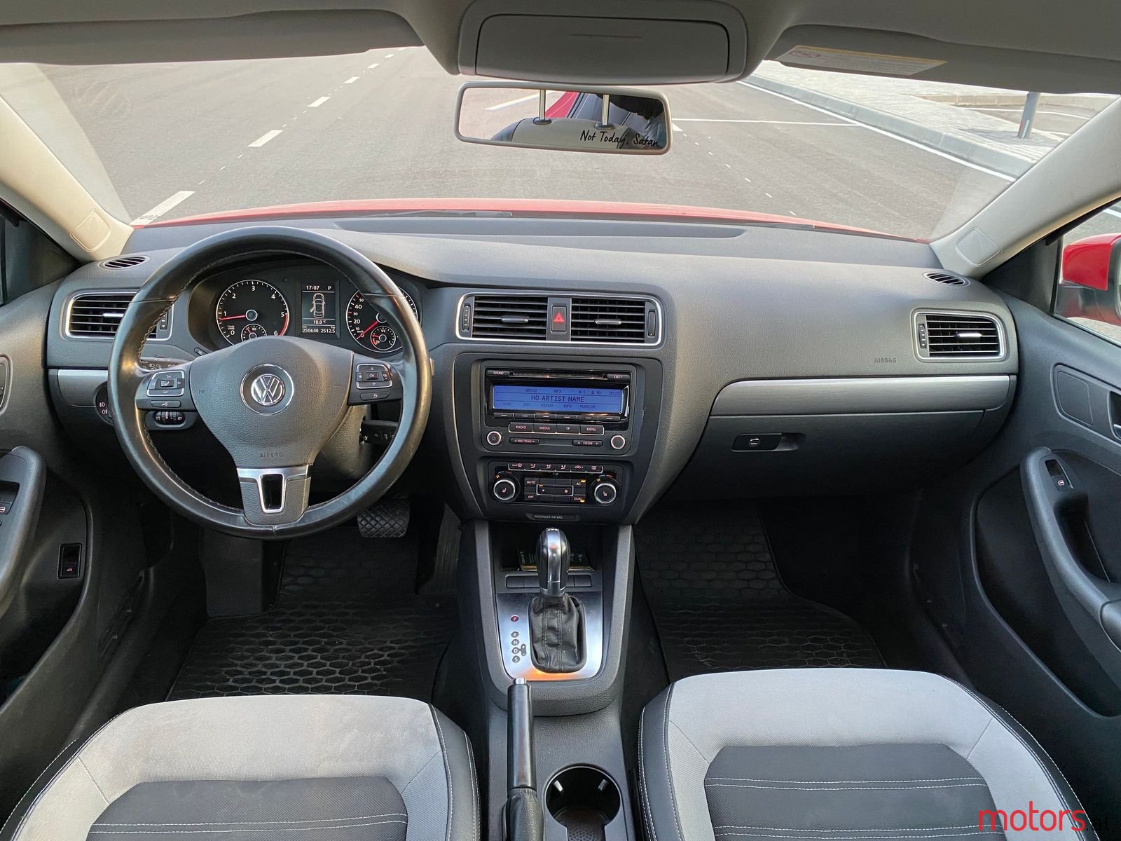 2011' Volkswagen Jetta photo #2