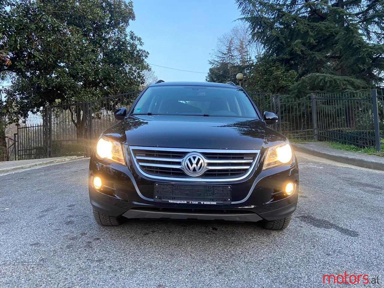 2011' Volkswagen Tiguan photo #1