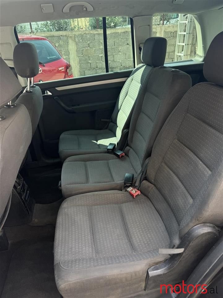 2004' Volkswagen Touran photo #5