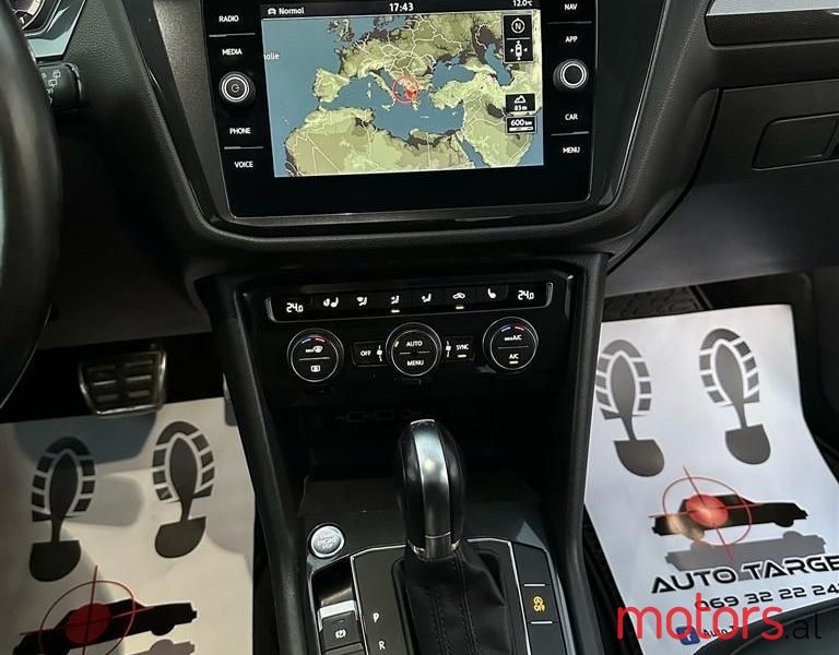 2018' Volkswagen Tiguan photo #6