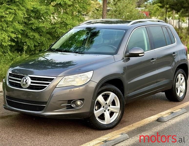 2011' Volkswagen Tiguan photo #5