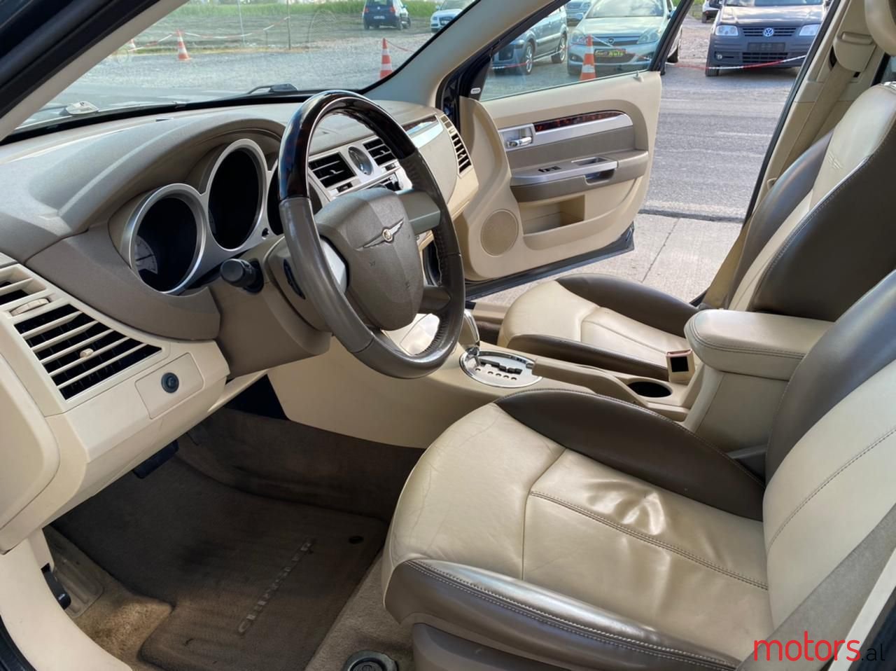 2010' Chrysler Sebring photo #2