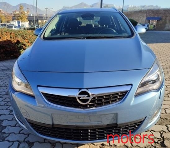 2011' Opel Astra photo #1