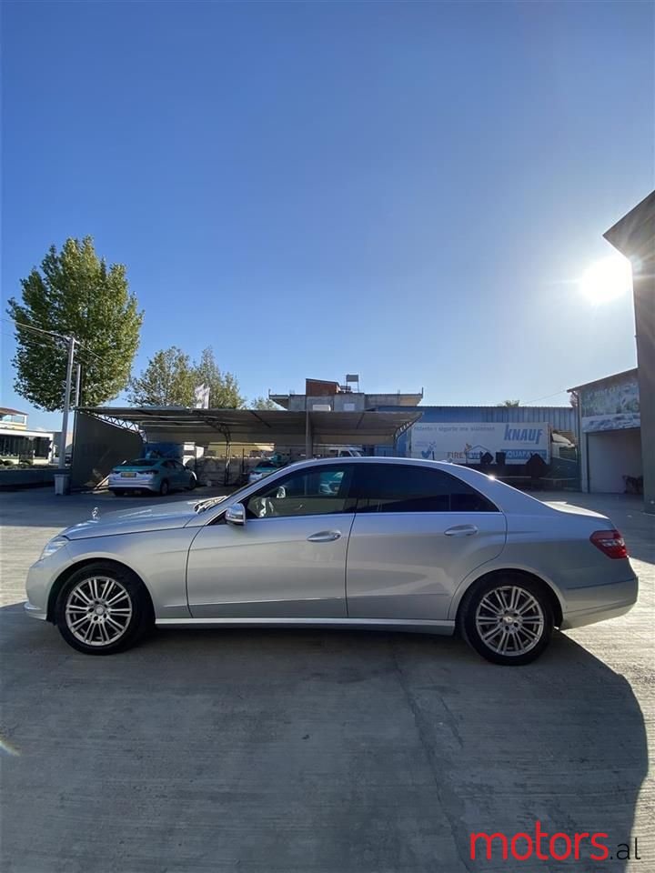 2011' Mercedes-Benz E 300 photo #5