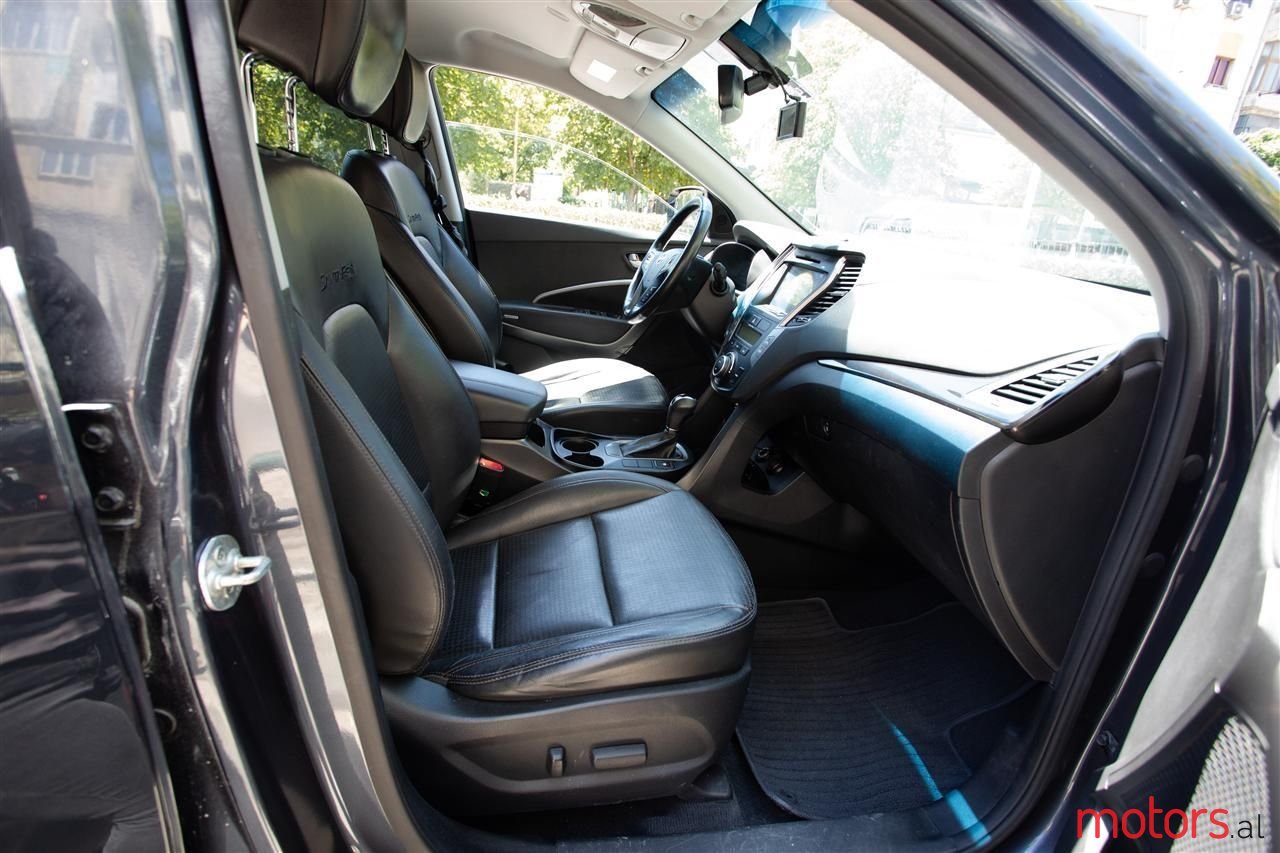 2012' Hyundai Santa Fe photo #6