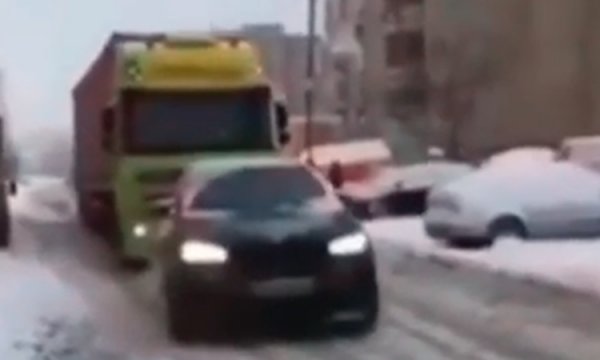 Kush tha që BMW nuk është për dimër: Shikoni si e ngreh një kamion në mes të borës