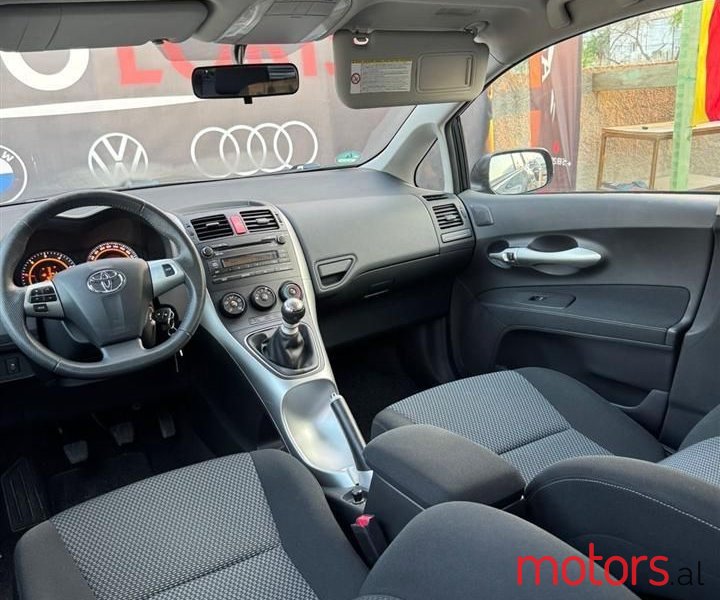 2011' Toyota Auris photo #6