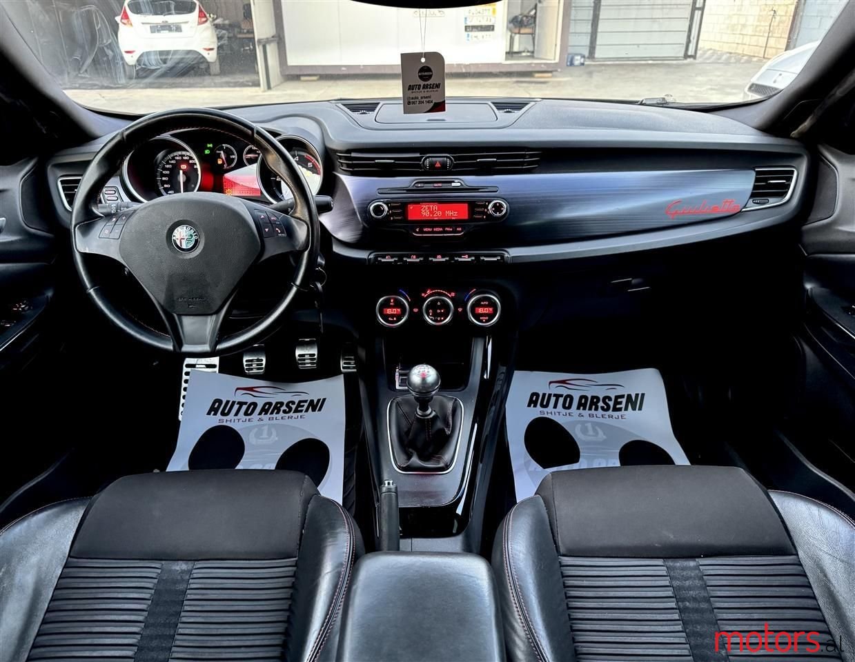 2012' Alfa Romeo Giulietta photo #6