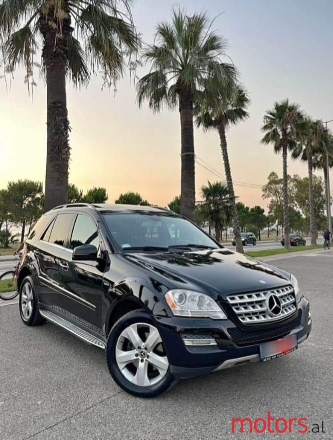 2009' Mercedes-Benz 320 photo #1