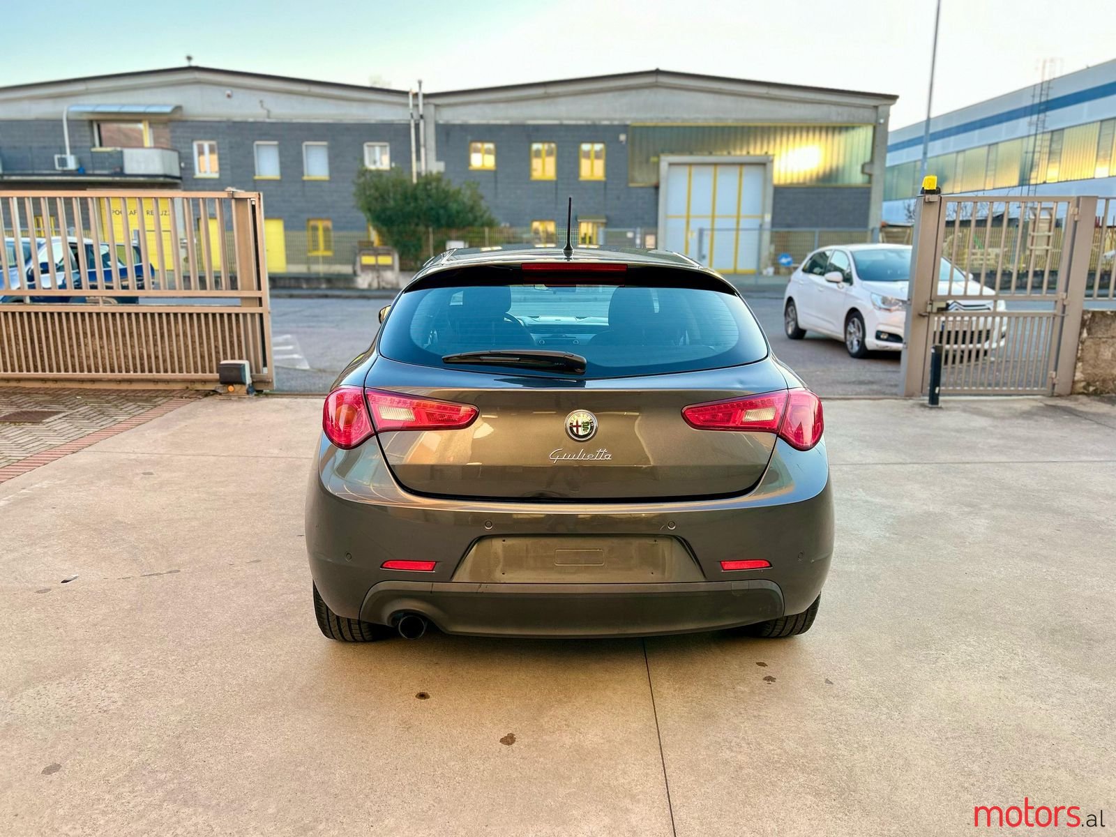 2013' Alfa Romeo Giulietta photo #3